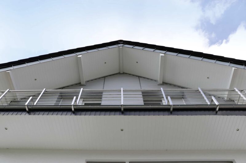 Weiße PVC Paneele 17/250 zur Verkleidung von Dachueberstaenden und Giebeln, als Deckenpaneele fuer den Aussenbereich.