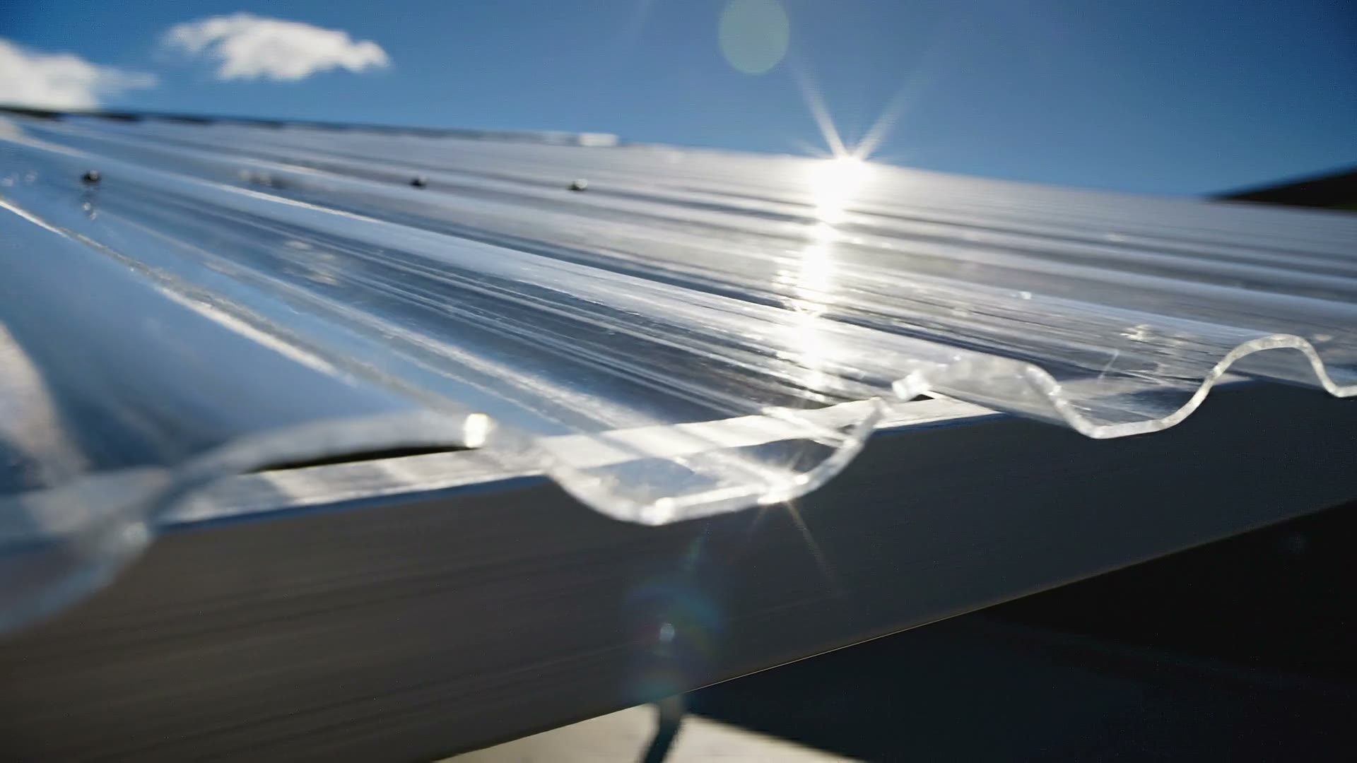 Magazin: Tipps, Anleitungen & MaterialGuides Stegplatten oder Wellplatten — was passt zu Deinem Dach?