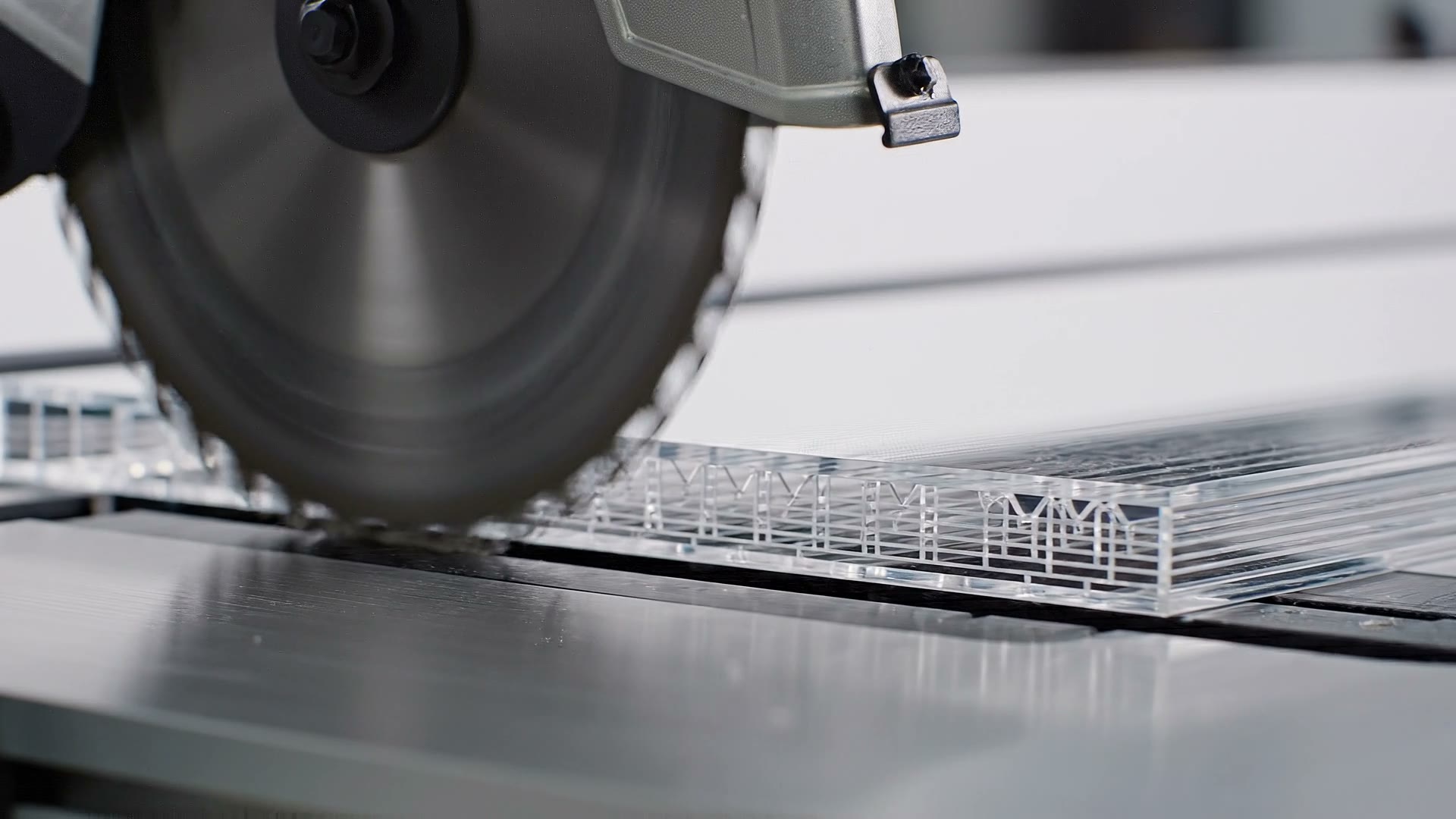 Magazin: Tipps, Anleitungen & MaterialGuides Stegplatten schneiden — Werkzeug, Technik, Schnittfehler